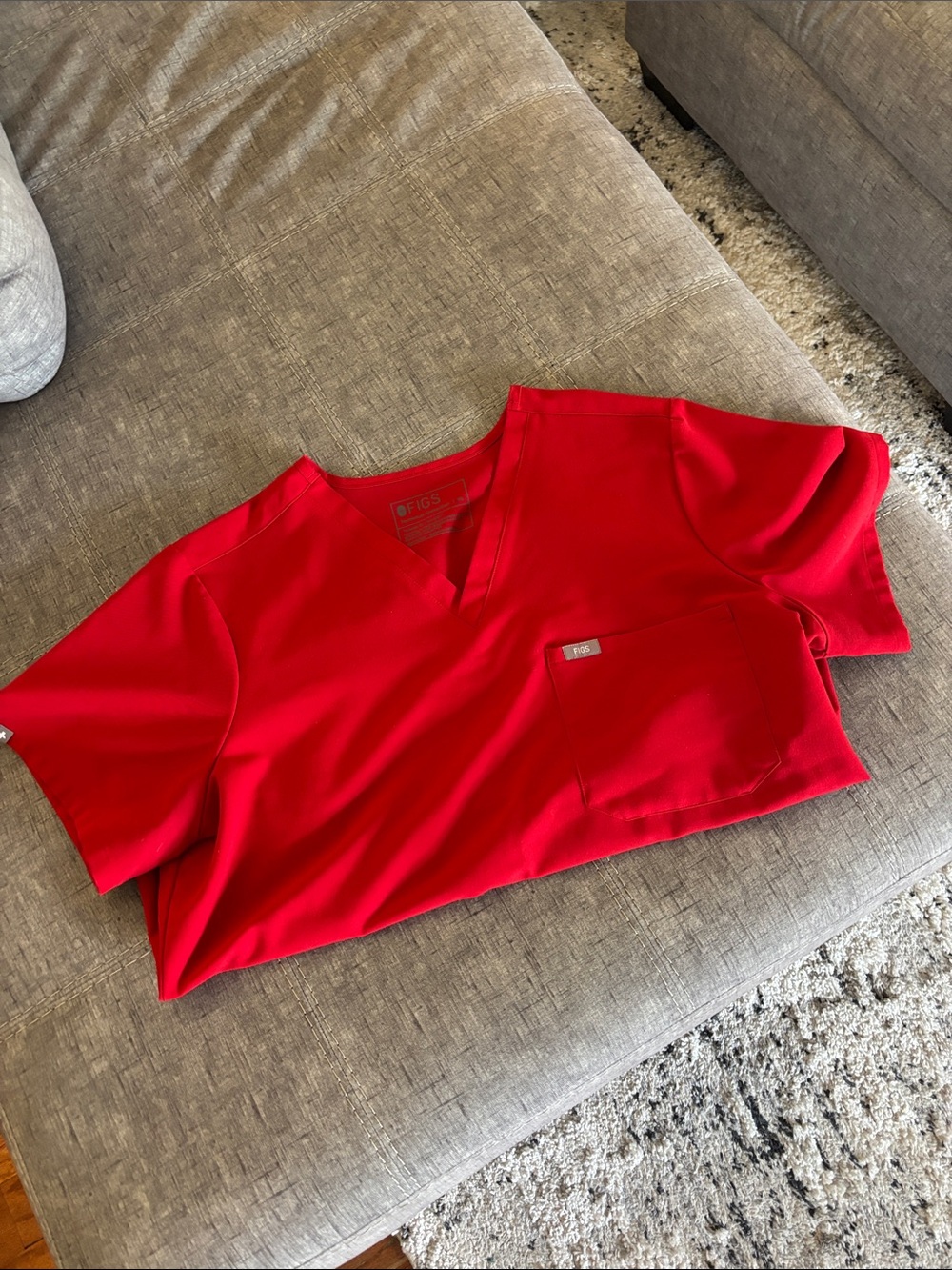 EUC!! Women’s FIGS Catarina Scrub top in Winning Red, Size XL
